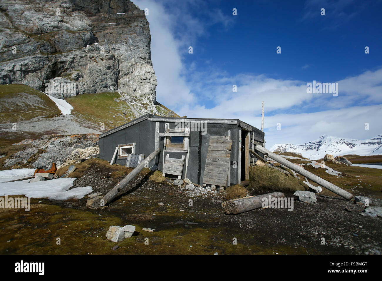 Arctic, Svalbard, Hornsund, Sør-Spitsbergen National Park, Gnålodden. Hut of legendary female trapper, Wanny Wolstad's from the 1930`s. Stock Photo